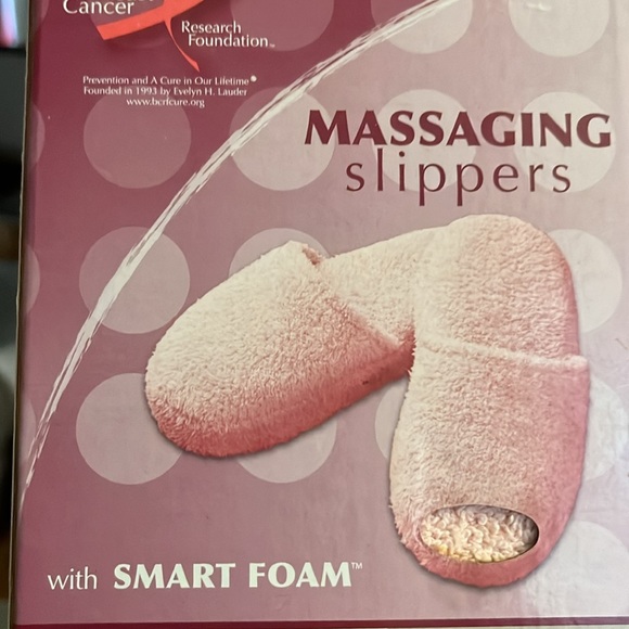 NEW Homedics Massaging Pink Slippers Smart Foam Size 6-10 - Picture 1 of 3
